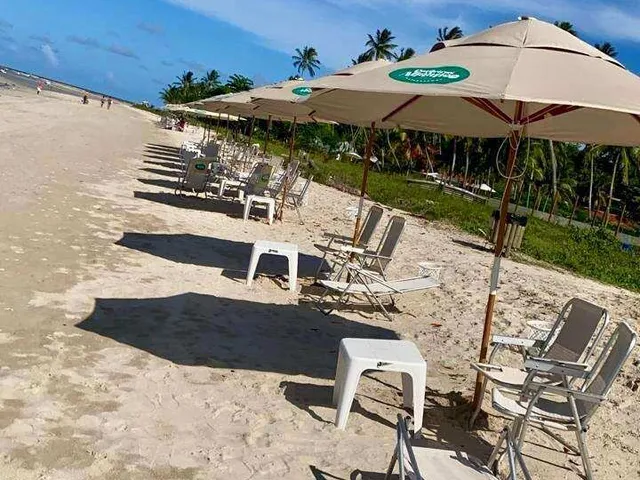 Imagem 2: Entre a Igrejinha e o Bora Bora: Seu Apartamento Pé na Areia com Lazer de Resort Pronto em Carneiros!