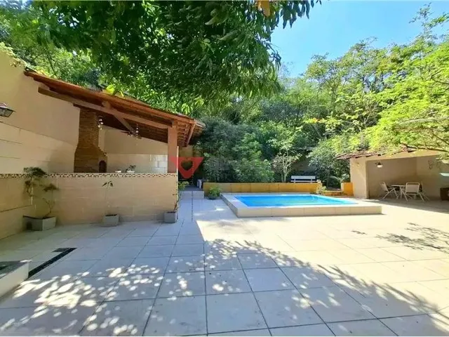 Imagem: A casa possui 3 Dormitórios, 4 Banheiros, 1 Vaga na