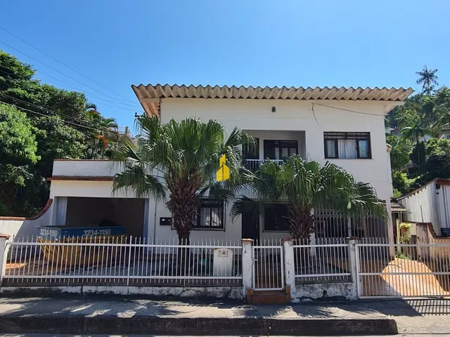 Imagem: A casa possui 11 Dormitórios, 4 Banheiros, 2 Vagas na