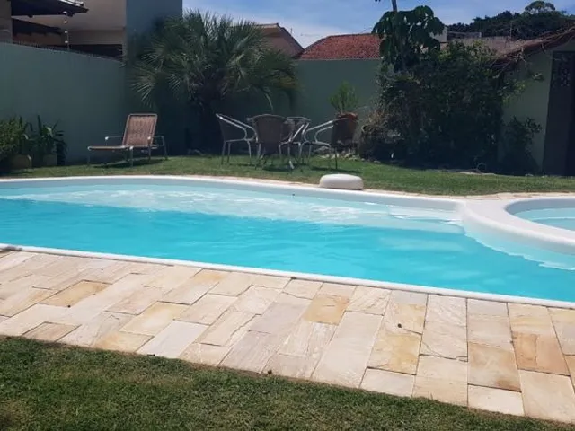 Imagem 4: Excelente casa com piscina e uma ampla área externa na quadra da Praia