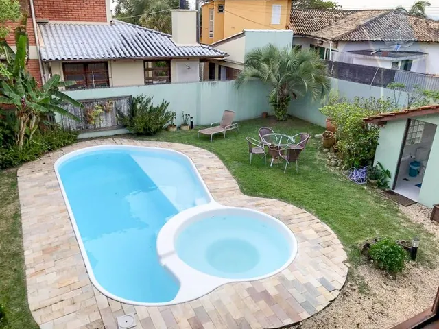 Imagem 6: Excelente casa com piscina e uma ampla área externa na quadra da Praia