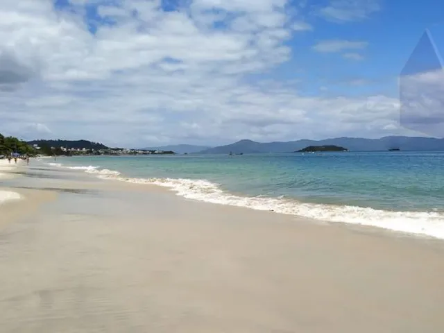 Imagem 13: Excelente casa com piscina e uma ampla área externa na quadra da Praia