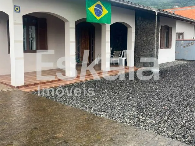 Imagem: O terreno possui 3 Dormitórios, 1 Suíte, 3 Banheiros, 2