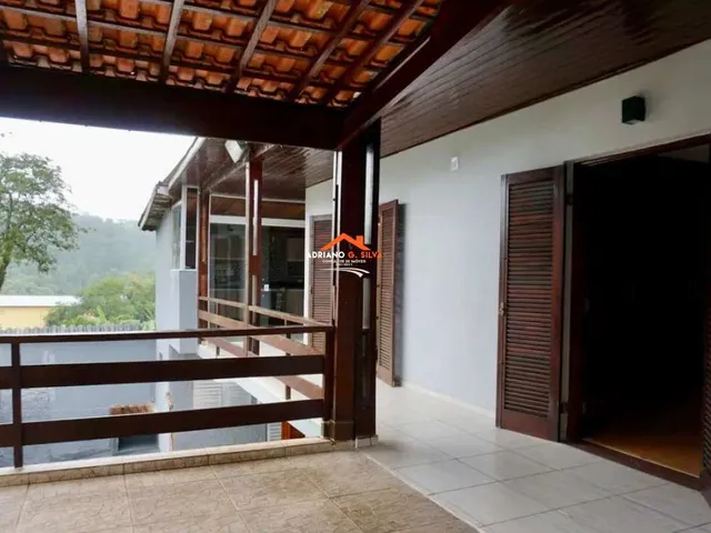 Imagem: A casa possui 4 Dormitórios, 2 Suítes, 2 Banheiros, 5