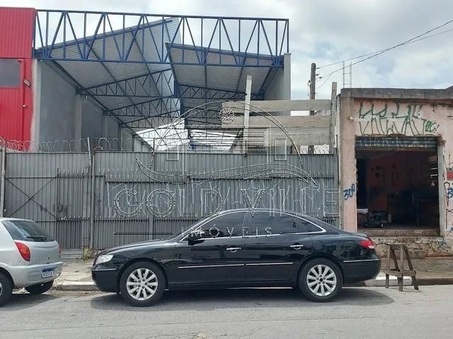 Imagem: O depósito possui 4 Banheiros, 3 Vagas na garagem, 400m²