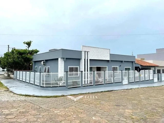 Imagem: A casa possui 3 Dormitórios, 2 Banheiros, 3 Vagas na