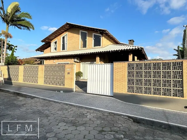 Imagem: A casa possui 3 Dormitórios, 1 Suíte, 3 Banheiros, 3