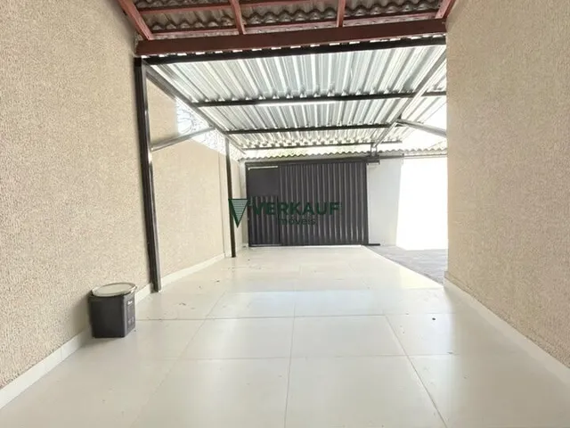Imagem: A casa possui 3 Dormitórios, 1 Suíte, 2 Banheiros, 2