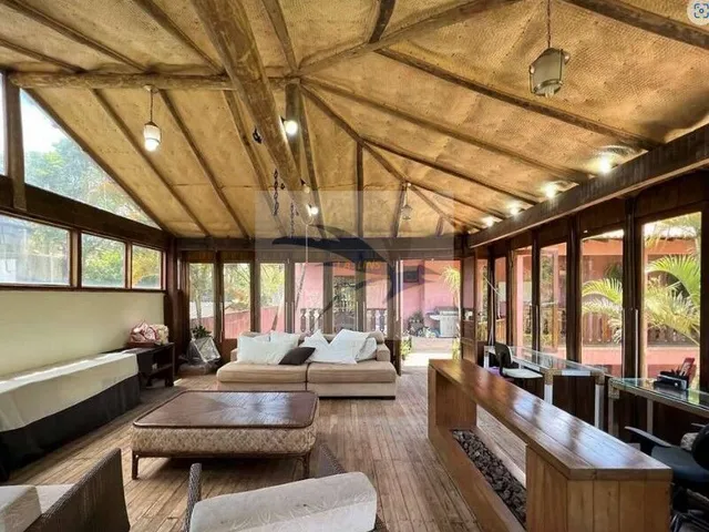 Imagem: A casa em condomínio possui 4 Dormitórios, 2 Suítes, 6