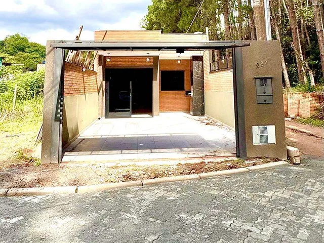 Imagem: A casa possui 3 Dormitórios, 1 Suíte, 1 Banheiro, 2 Vagas