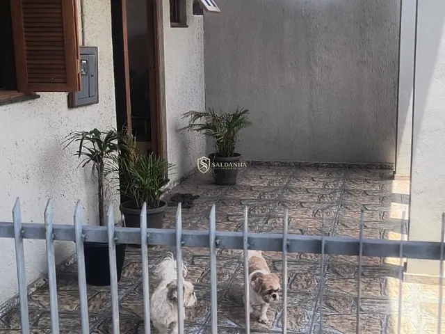 Imagem: Casa com 2 quartos, amplo pátio e garagem