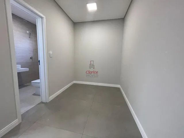 Imagem 2: P style="line-height: 1;">Casa com 3 quartos, sendo 1 suíte ao lado do Portal de São
