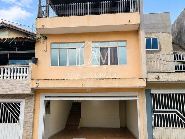 Imagem: A casa possui 2 Dormitórios, 2 Suítes, 1 Banheiro, 2