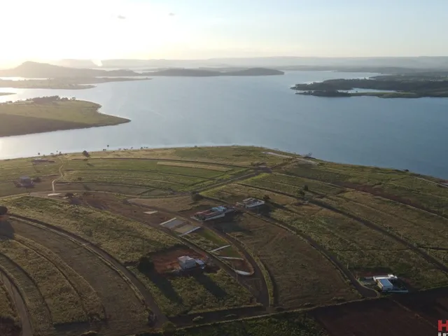 Imagem: Vende Se Lote as Margens da Represa, na