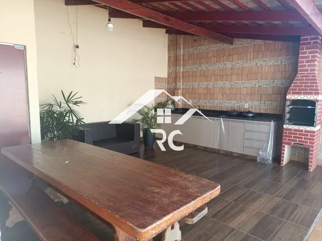 Imagem: A casa possui 2 Dormitórios, 1 Suíte e está localizado