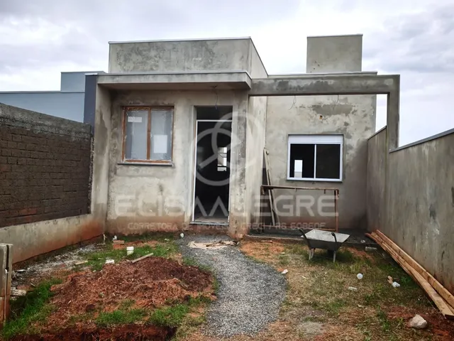 Imagem: A casa possui 4 Dormitórios, 1 Banheiro, 1 Vaga na