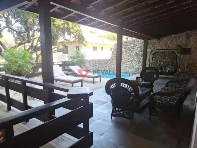 Imagem: A casa possui 4 Dormitórios, 2 Suítes, 4 Banheiros, 3