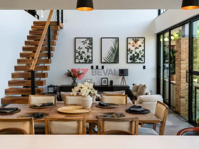 Imagem: A casa possui 5 Dormitórios, 5 Banheiros, 3 Vagas na