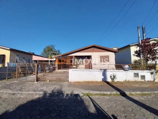 Imagem: A casa possui 5 Dormitórios, 1 Banheiro, 1 Vaga na