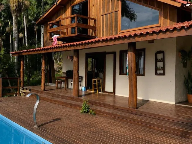 Imagem: A casa possui 3 Dormitórios, 3 Suítes, 8 Vagas na