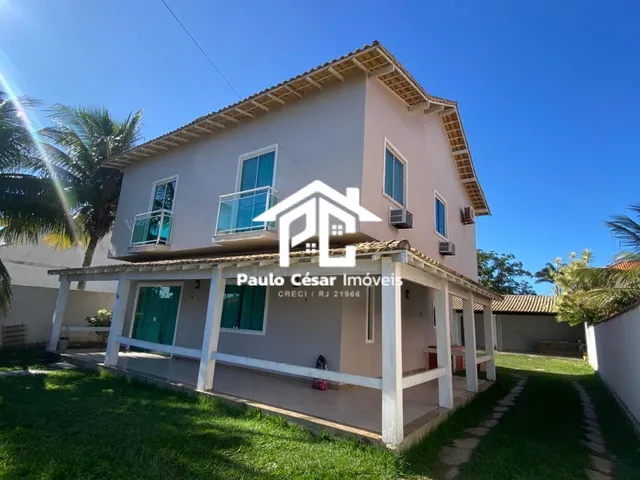 Imagem: A casa possui 4 Dormitórios, 1 Suíte, 2 Banheiros, 4