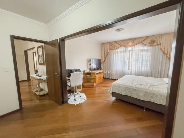 Imagem 8: Casa Sobrado de 1 pavimento de rua com 4 quartos, 344m2 construídos, 6 vagas, localizada