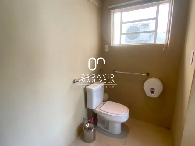 Imagem 3: Casa comercial desocupada, semimobiliada, com 7 salas