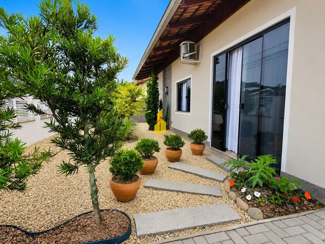 Imagem: Casa com piscina e edícula no fundos