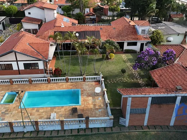 Imagem: Chácara com 8 Quartos e 6 Banheiros À