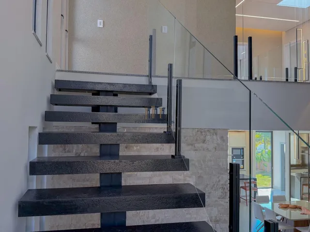 Imagem 2: Casa Nova de Alto Padrão em Alphaville, 4 Suites , Piscina e Sauna , Mobiliada