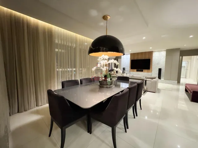 Imagem 7: P style="line-height: 1.4;">Descubra o luxo e o conforto desta ampla cobertura situada