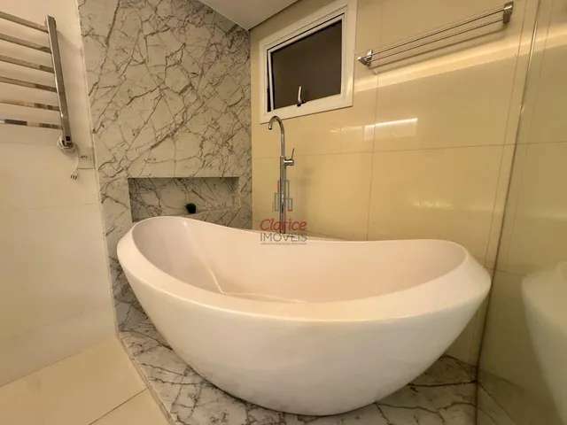 Imagem 9: P style="line-height: 1.4;">Descubra o luxo e o conforto desta ampla cobertura situada