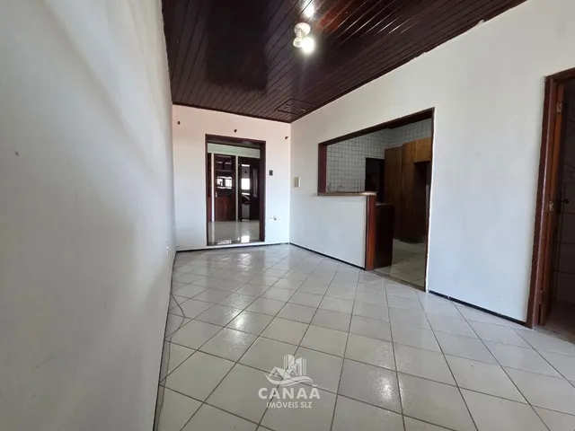 Imagem 2: Vende-Se Casa no Centro com Vaga de Garagem - 3 Quartos Sendo 3 Suítes -150M²