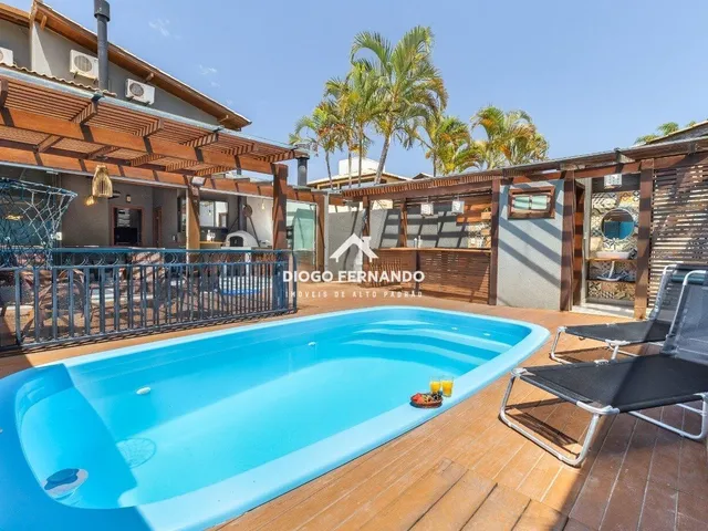 Imagem: Casa com piscina e espaço gourmet próxima