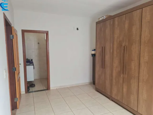 Imagem 6: Casa com 2 quartos (1 suite), 2 salas; banheiro social; cozinha, 2 vagas cobertas e