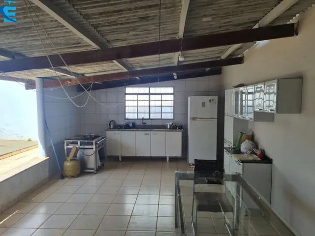 Imagem 3: Casa com 2 quartos (1 suite), 2 salas; banheiro social; cozinha, 2 vagas cobertas e