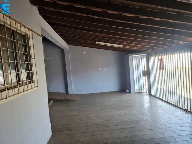 Imagem 4: Casa com 2 quartos (1 suite), 2 salas; banheiro social; cozinha, 2 vagas cobertas e