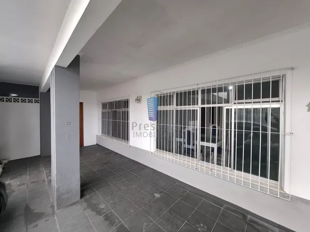 Imagem: A casa possui 2 Dormitórios, 1 Suíte, 2 Banheiros, 2