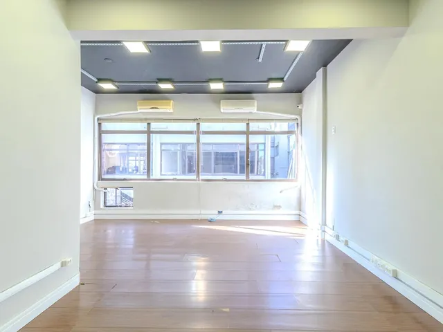 Imagem 9: Pfs 47 Sala 316 Sala comercial com 4 banheiros