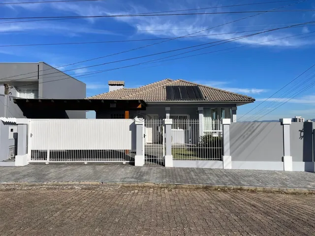 Imagem: A casa possui 3 Dormitórios, 1 Suíte, 3 Banheiros, 2