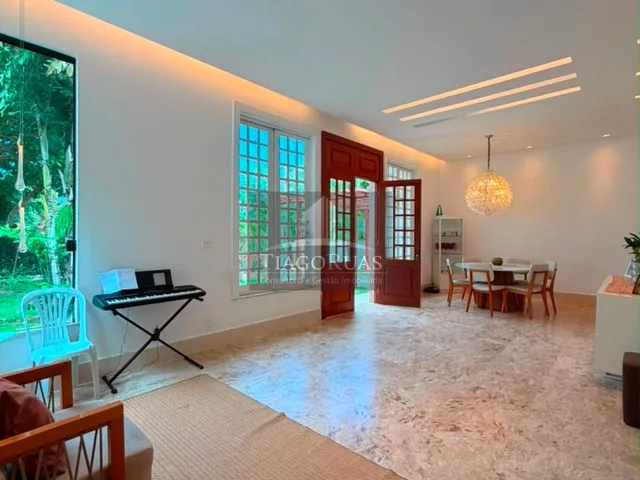 Imagem 3: Casa de Luxo em Busca Vida - 4 Suítes, Piscina e Área Gourmet no Condomínio Golden Park