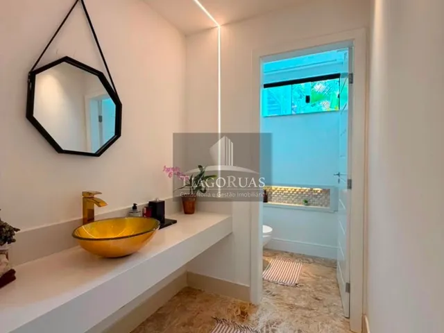 Imagem 9: Casa de Luxo em Busca Vida - 4 Suítes, Piscina e Área Gourmet no Condomínio Golden Park