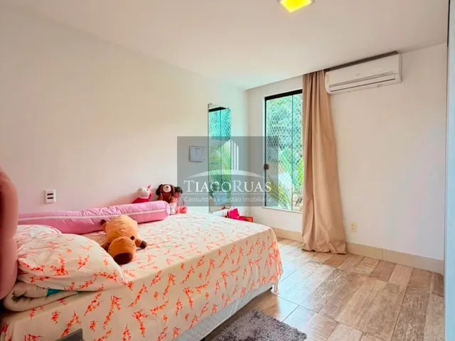 Imagem 2: Casa de Luxo em Busca Vida - 4 Suítes, Piscina e Área Gourmet no Condomínio Golden Park