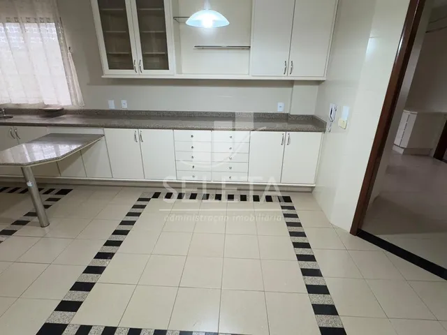 Imagem 5: Amplo Apartamento para Locação, 1 Suite, 3 Quartos e 2 Vagas de Garagem no Centro, Cascavel Pr