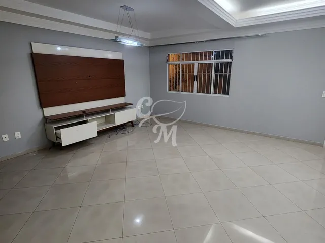 Imagem: A casa possui 3 Dormitórios, 1 Suíte, 4 Banheiros, 3