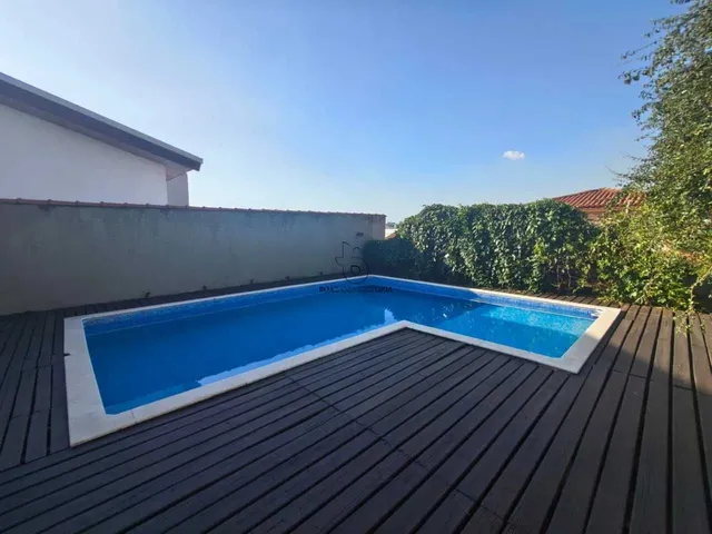 Imagem: Sobrado de madeira de lei Ipê com piscina