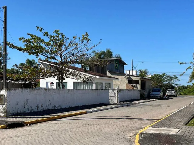 Imagem: Casa de Esquina a Apenas 100 Metros da Praia!