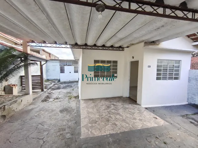 Imagem: A casa possui 3 Dormitórios, 1 Banheiro, 3 Vagas na