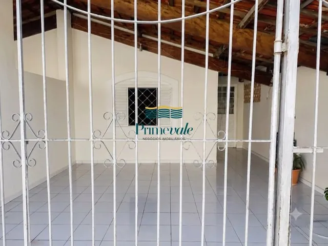 Imagem: A casa possui 4 Dormitórios, 1 Suíte, 2 Banheiros, 2