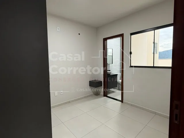 Imagem 9: Casa Baixa com 2 Quartos e Passagem Lateral